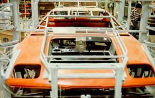 BMW M1 - production, fitting the body segments to the vehicle frame, fixing with clamping devices, gluing and riveting