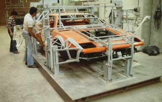 BMW M1 - production, joining the body segments and fitting them to the vehicle frame, gluing and riveting