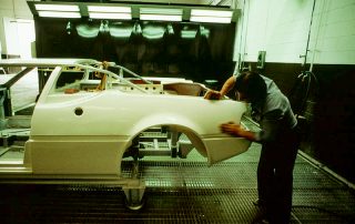 BMW M1 - production, elimination of unevenness by filling and sanding during the painting process