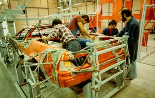 BMW M1 - production, fitting of the rear segment to the roof and front part to the lattice tube frame, riveting and bonding