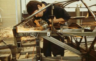 BMW M1 - Production, lattice tube frame: finish work during frame construction in the engine compartment area