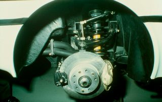 BMW M1 - production, double wishbone - rear axle suspension right, with torsion bar, shock absorber and spring, brake disc with caliper for parking brake and caliper for foot brake, passing the intermediate exhaust pipe to the muffler.